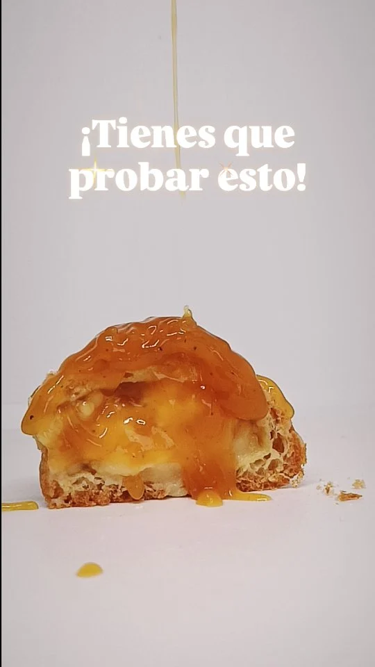 Explosión de maracuyá en cada bocado! ✨ Si eres amante de este sabor, este profiterol es para ti. ¡Prueba y déjate sorprender!